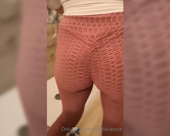 Giulia Leone aka giulialeone OnlyFans - Mio marito vorrebbe che io metta questi pantaloni quando usciremo venerd sera, ovviamente con i tacchi