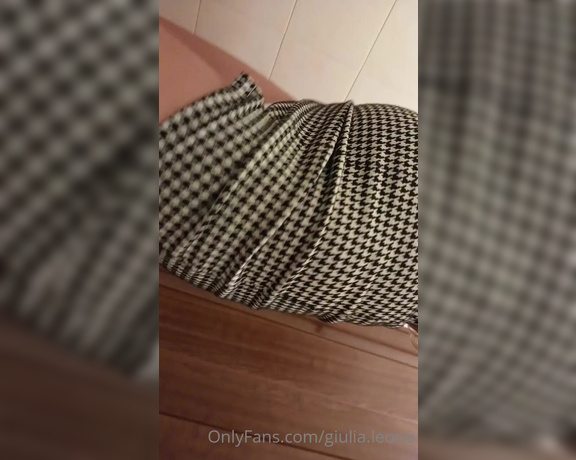 Giulia Leone aka giulialeone OnlyFans - Ogni volta che vado in bagno in qualche locale mio marito vuole che gli faccia