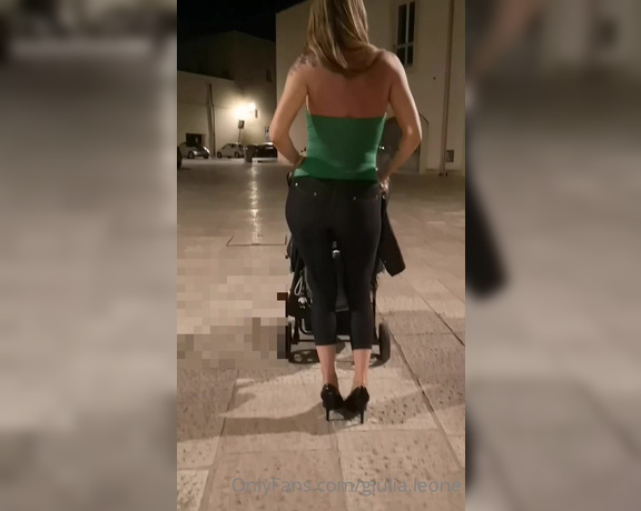 Giulia Leone aka giulialeone OnlyFans - Questi pantaloni non vogliono mai stare al suo posto preferite video di esibizionismo di questo