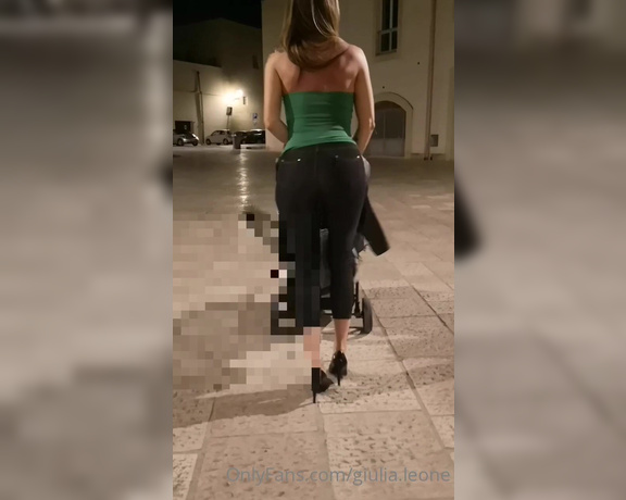 Giulia Leone aka giulialeone OnlyFans - Questi pantaloni non vogliono mai stare al suo posto preferite video di esibizionismo di questo