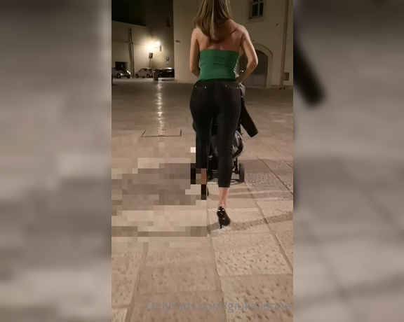 Giulia Leone aka giulialeone OnlyFans - Questi pantaloni non vogliono mai stare al suo posto preferite video di esibizionismo di questo