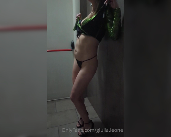 Giulia Leone aka giulialeone OnlyFans - Ieri stavo provando dei profumi dal cinese  Sono uscita che avevo un mix di fragranze