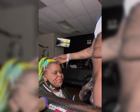 Headgoddess aka headgod5x OnlyFans - Sucking Some Dick The Barbershop @rockthedestroha