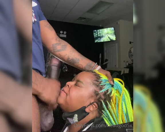 Headgoddess aka headgod5x OnlyFans - Sucking Some Dick The Barbershop @rockthedestroha