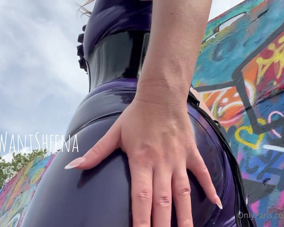 IWantSheena aka iwantsheena OnlyFans - Latex booty! And yes that’s sweat