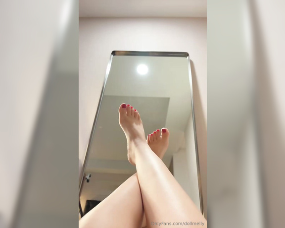 Dollmelly aka dollmelly OnlyFans - Papi te gustan mis pies como para que me los chupes toditos con crema batida