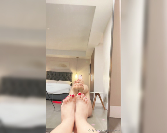 Dollmelly aka dollmelly OnlyFans - Papi te gustan mis pies como para que me los chupes toditos con crema batida