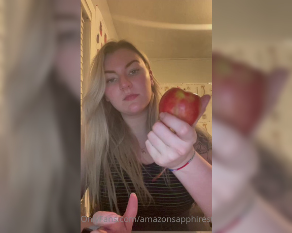 Sapphire Stone aka amazonsapphirestone OnlyFans - I can crush an apple with my strong hand! Tip to support me