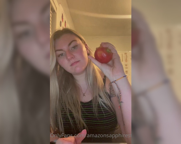 Sapphire Stone aka amazonsapphirestone OnlyFans - I can crush an apple with my strong hand! Tip to support me