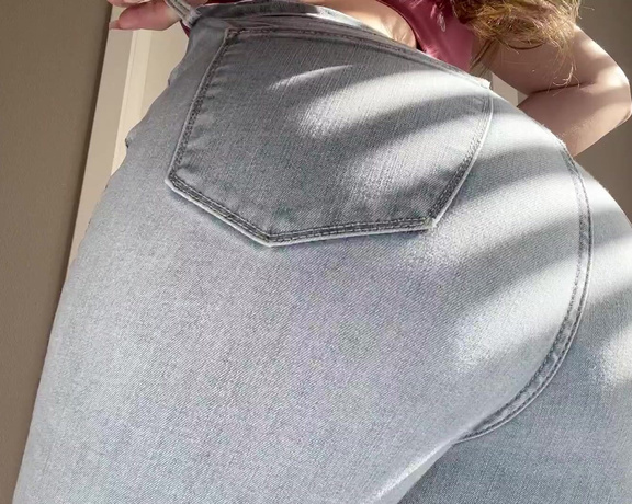 Alexxox8 aka alexxox8 OnlyFans - Do you like my jeans Get on your knees, loser It’s time to worship and send