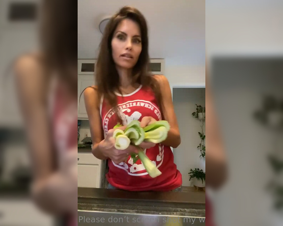 Jala Sue aka jalasue OnlyFans - Juicing with Jala Would you like to see more