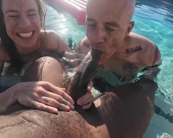 Jwildxxx aka jwildxxx OnlyFans - Couple shares my BBC and my cum, in the pool