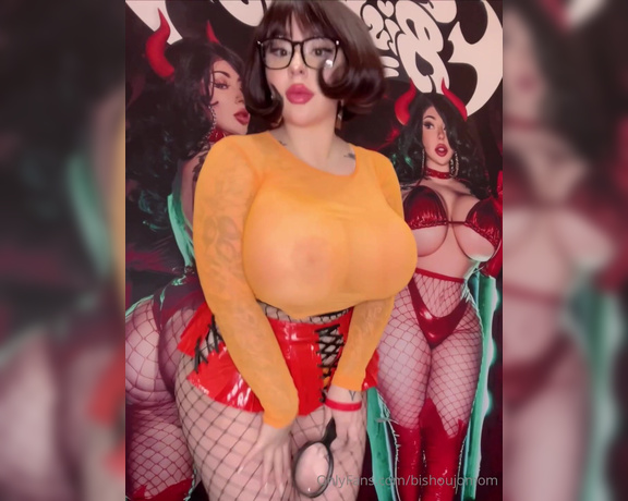 Juliette Michele aka bishoujomom OnlyFans - Here is a little compilation I took at TsumiCon dressed as Velma Can you believe