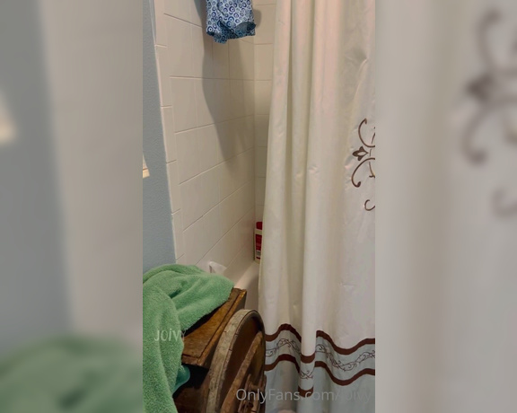 J0ivy aka j0ivy OnlyFans - Getting sneaked up on by @beeivy while showering