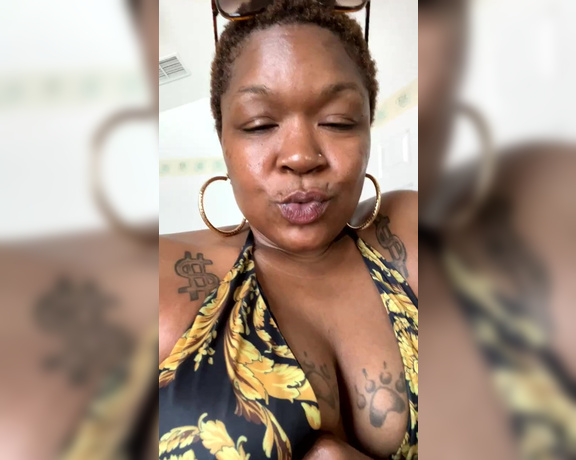 Diamond Monroe aka idreamofdmonroe OnlyFans - Live stream poolside