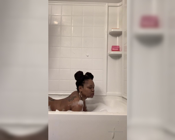 Diamond Monroe aka idreamofdmonroe OnlyFans - Early morning bath twerk