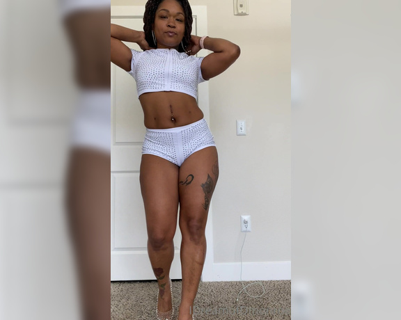 Diamond Monroe aka idreamofdmonroe OnlyFans - Big ass shaking