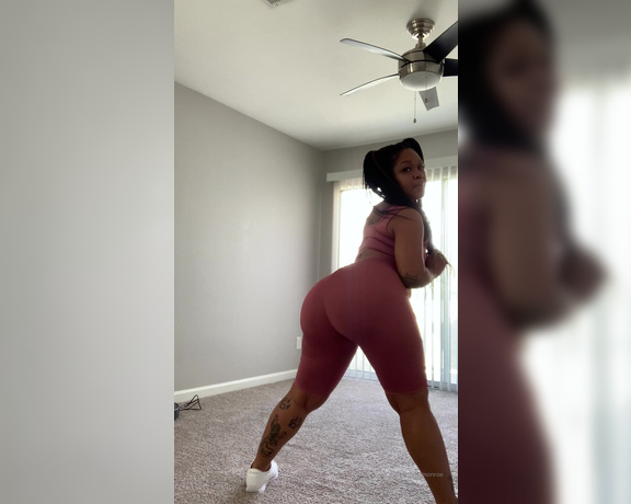 Diamond Monroe aka idreamofdmonroe OnlyFans - Big azz doing squats!