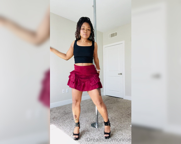 Diamond Monroe aka idreamofdmonroe OnlyFans - Twerking in mini skirt