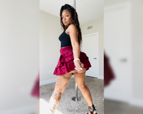 Diamond Monroe aka idreamofdmonroe OnlyFans - Twerking in mini skirt