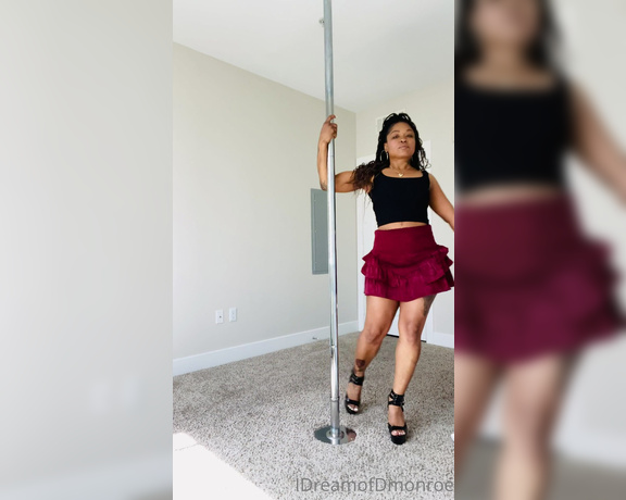 Diamond Monroe aka idreamofdmonroe OnlyFans - Twerking in mini skirt