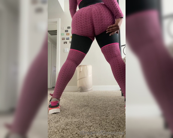 Diamond Monroe aka idreamofdmonroe OnlyFans - Am I doing them right #squats #pov