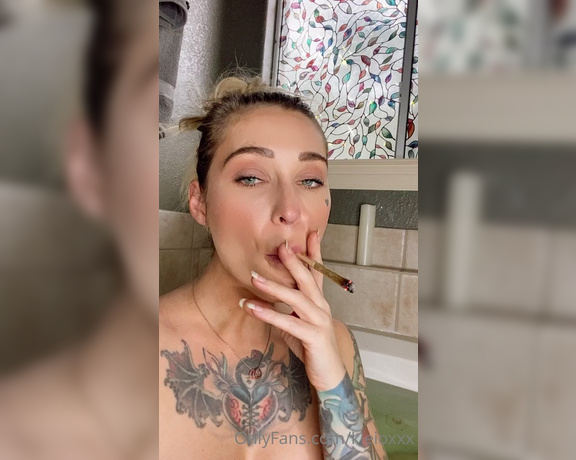 Kleio Valentien aka kleioxxx OnlyFans - Are you up right now I have something wet to show you in my dms