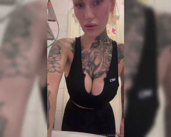 Millxxo aka millxxo OnlyFans - Siis mua himottaa niiin paljon ja ollaan just istumassa ystvien kaa iltaa… Mit mun pitis tehd