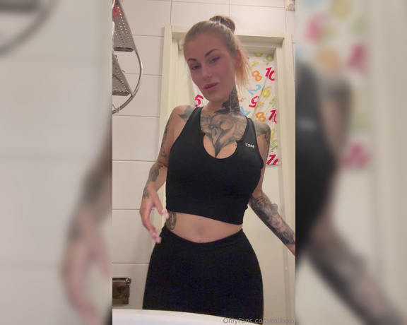 Millxxo aka millxxo OnlyFans - Siis mua himottaa niiin paljon ja ollaan just istumassa ystvien kaa iltaa… Mit mun pitis tehd