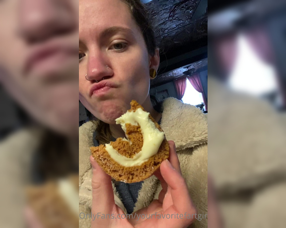 Yourfavoritefartgirl aka yourfavoritefartgirl OnlyFans - Enjoy a cute fart and watching me stuff my face with a piece a pumpkin roll