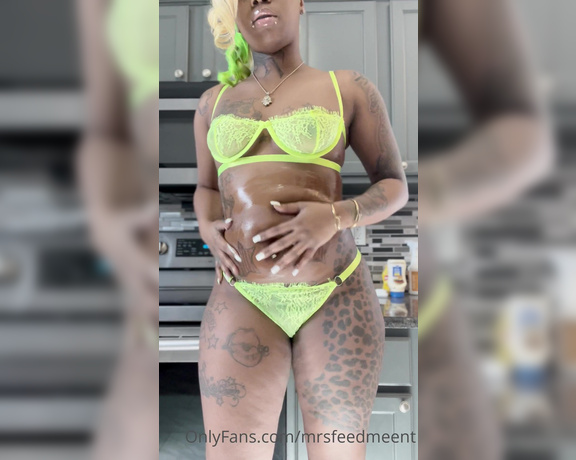 Mrsfeedmeent aka mrsfeedmeent OnlyFans - YALL SAY I NEVER DO A STRIP TEASE OR ASS SPREADING SO HERES BOTH