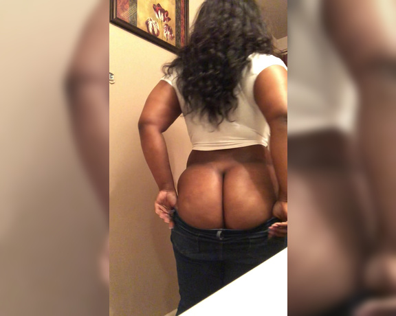 Eboni Amore aka msamore4u OnlyFans - When you have trouble getting those jeans over your phat ass Lol #bigbootyproblems