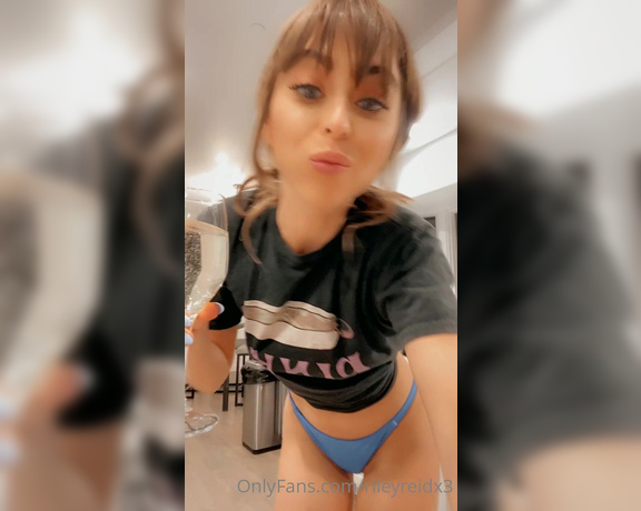 Riley Reid aka rileyreidx3 OnlyFans - Keep swiping if you want to see my pretty pussy!! Tip me if you love