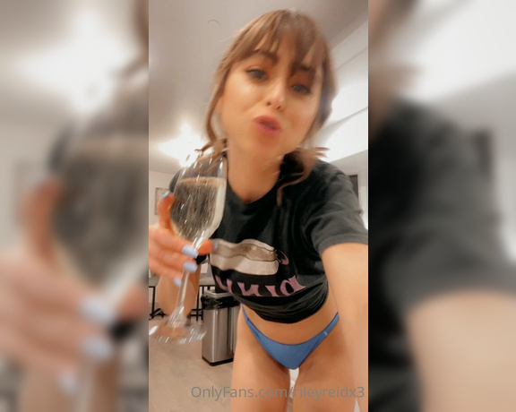 Riley Reid aka rileyreidx3 OnlyFans - Keep swiping if you want to see my pretty pussy!! Tip me if you love