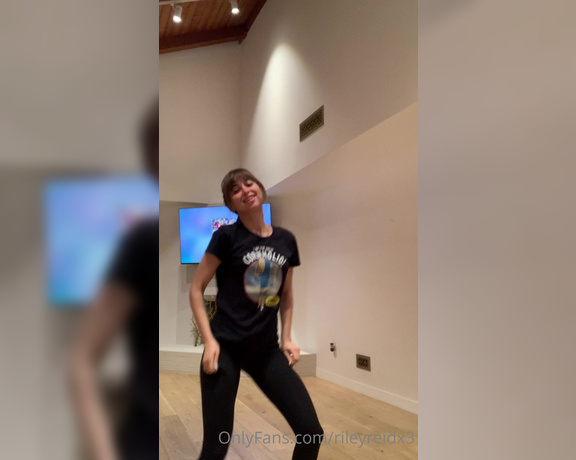 Riley Reid aka rileyreidx3 OnlyFans - LIVINGROOM DANCE PARTY!!!!!