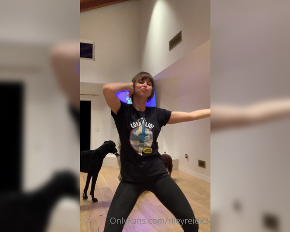 Riley Reid aka rileyreidx3 OnlyFans - LIVINGROOM DANCE PARTY!!!!!