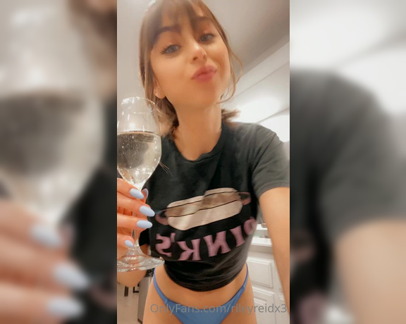 Riley Reid aka rileyreidx3 OnlyFans - Keep swiping if you want to see my pretty pussy!! Tip me if you love