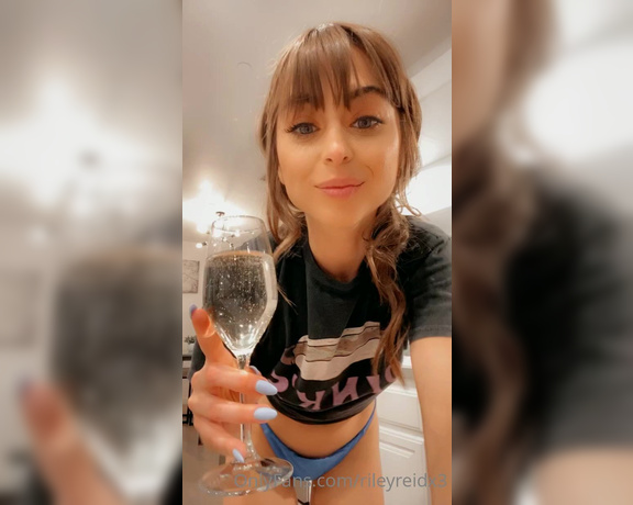 Riley Reid aka rileyreidx3 OnlyFans - Keep swiping if you want to see my pretty pussy!! Tip me if you love