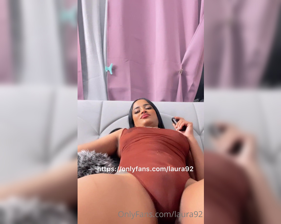 Laura92 aka laura92 OnlyFans - Video completo en tu mensaje ve a verlo beb dndole masaje a este Toto con aceite