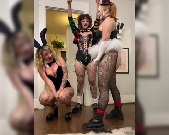 Emma Magnolia aka emmamagnoliaxo OnlyFans - Last costume of the month! Sexy scary clowns @susiestellar and @sidneysummers