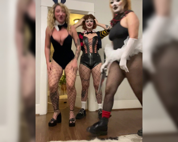 Emma Magnolia aka emmamagnoliaxo OnlyFans - Last costume of the month! Sexy scary clowns @susiestellar and @sidneysummers