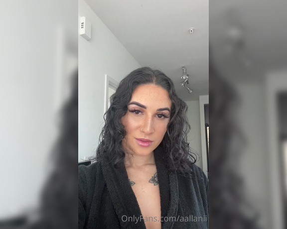 Alanah Cole aka alanahcole OnlyFans - Just woke up and showered Help me get dirty again