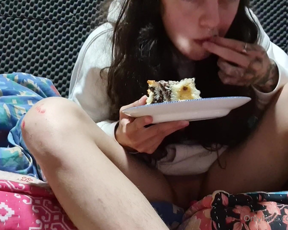 Area51FREAK aka area51freak OnlyFans - [EXPERIMENT]  Eating Dessert )