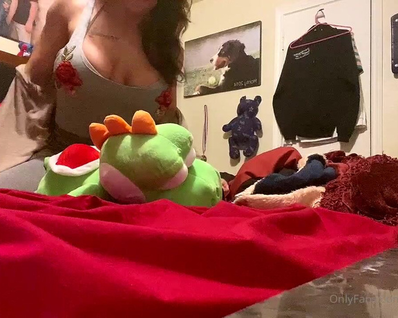Sexybuffbabe - Squeezing and humping Yoshi...just for fun! If this was you, I would rip your head off! NM (05.04.2021)