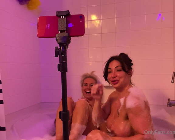 Sexybuffbabe - With @goddessnadia from our impromptu drop in Live Stream Bubble bathing these size !! 82 (10.08.2021)