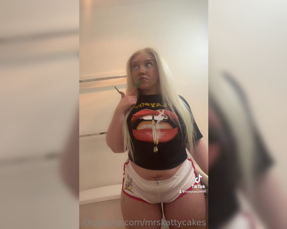 Mrs Kattycakes aka mrskattycakes OnlyFans - Are my TikTok’s sexy to you