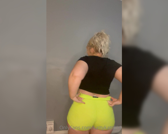 Mrs Kattycakes aka mrskattycakes OnlyFans - Rub your dick while I tease you with this big fat ass