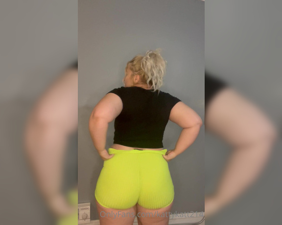 Mrs Kattycakes aka mrskattycakes OnlyFans - Rub your dick while I tease you with this big fat ass