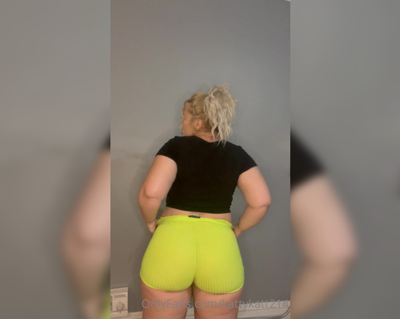 Mrs Kattycakes aka mrskattycakes OnlyFans - Rub your dick while I tease you with this big fat ass