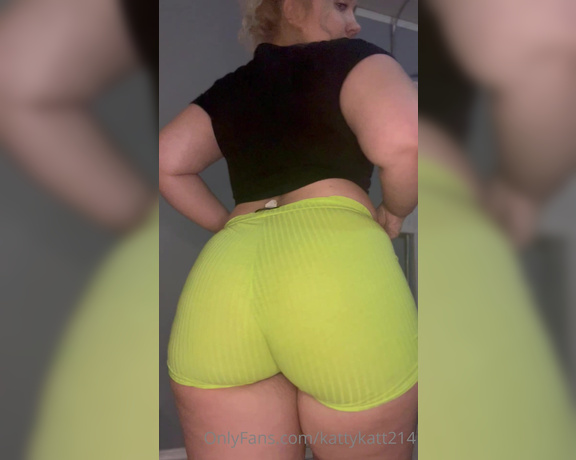 Mrs Kattycakes aka mrskattycakes OnlyFans - Rub your dick while I tease you with this big fat ass